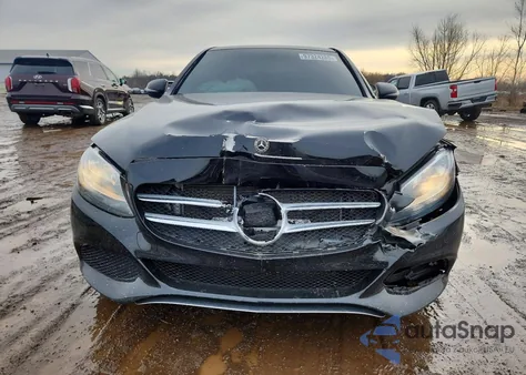 2018 Mercedes-Benz C 300 z USA, uszkodzony, nr VIN 55SWF4JB5JU281164